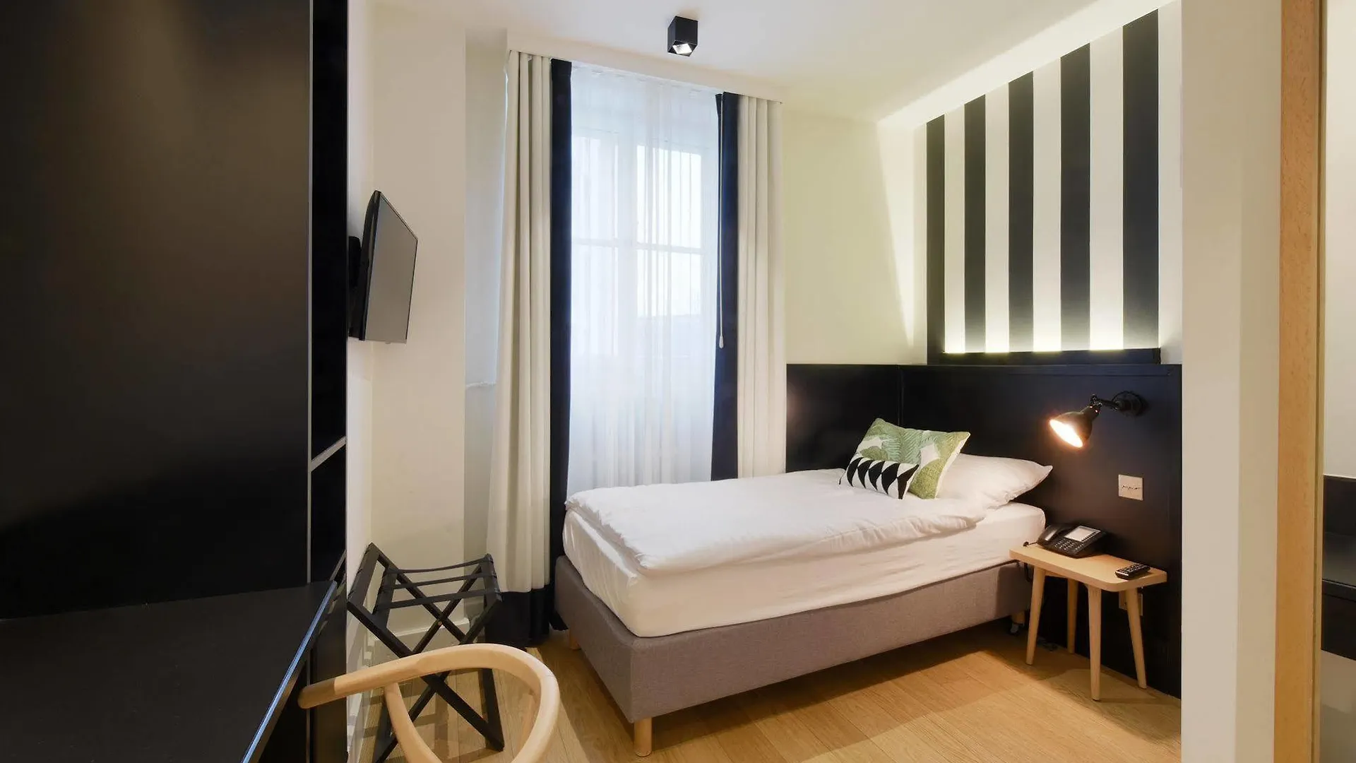 Hotel Pax Γενεύη 3*,